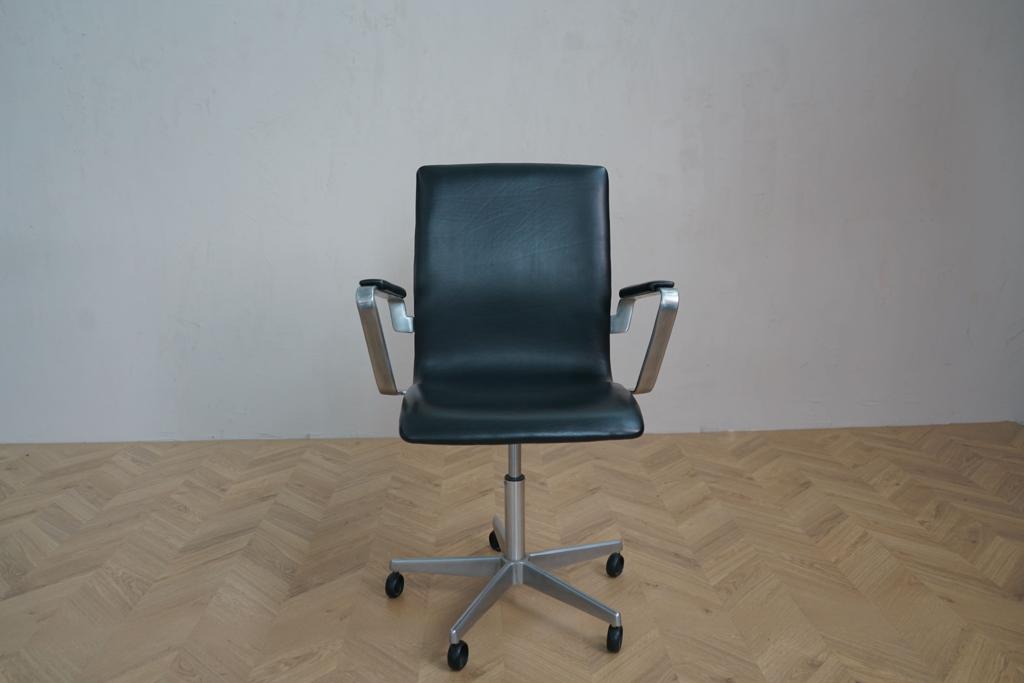 Oxford kontorstol i sort læder med hjul, set forfra – design af Arne Jacobsen for Fritz Hansen