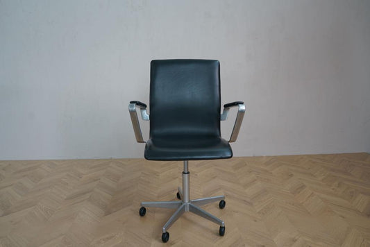 Oxford kontorstol i sort læder med hjul, set forfra – design af Arne Jacobsen for Fritz Hansen
