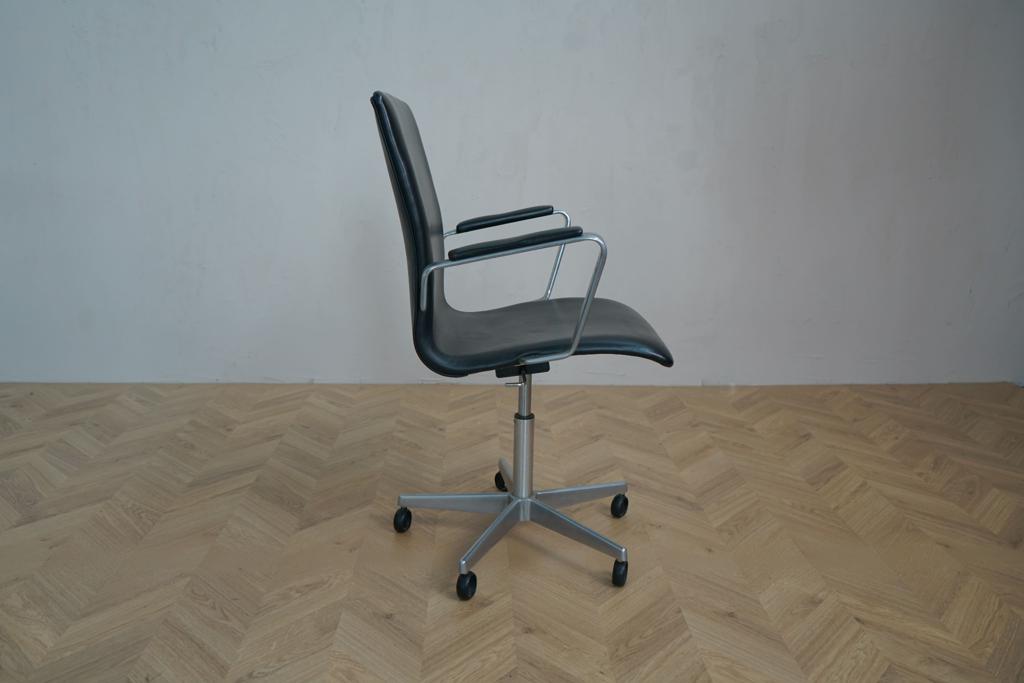 Arne Jacobsen Oxford kontorstol i sort læder med tilt og hjul – sideprofil fra Fritz Hansen