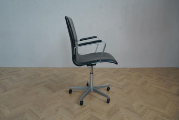 Arne Jacobsen Oxford kontorstol i sort læder med tilt og hjul – sideprofil fra Fritz Hansen