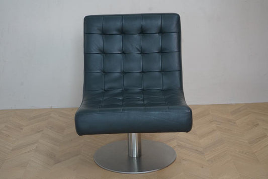 Arne Norell lænestol i sort læder uden armlæn – set forfra med drejestel