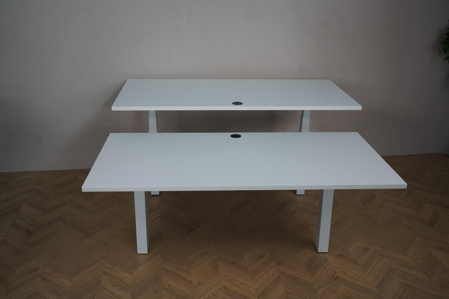 Frontvisning af Arnehus dobbelt Hæve-sænkebord i hvid – 160x80 cm skrivebord med moderne, funktionelt design