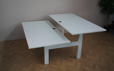 Skrå visning af Arnehus Hæve-sænkebord 160x80 cm i hvid med to elektrisk justerbare arbejdsflader