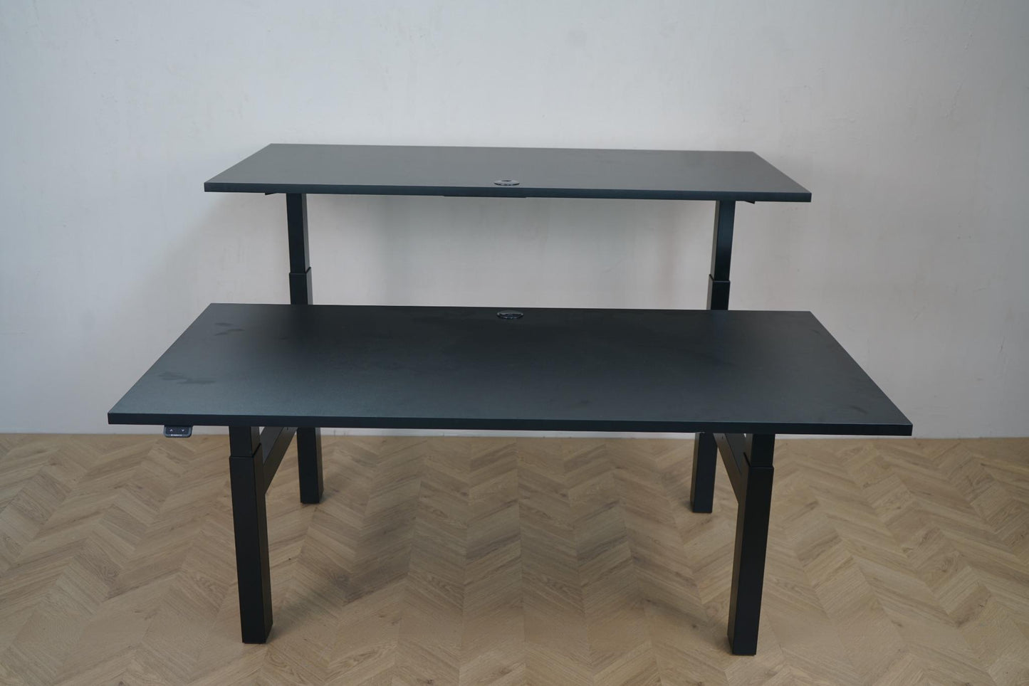 Frontbillede af Arnehus dobbelt Hæve-sænkebord 160x80 cm i sort – ergonomisk skrivebord med uafhængig højderegulering