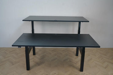 Frontbillede af Arnehus dobbelt Hæve-sænkebord 160x80 cm i sort – ergonomisk skrivebord med uafhængig højderegulering