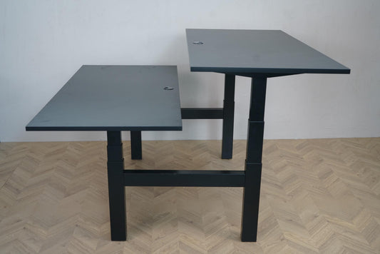 Sidevisning af Arnehus dobbelt Hæve-sænkebord 160x80 cm i sort – to separate motoriserede arbejdsflader til fleksibel kontorindretning