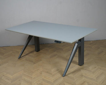 Nærbillede af Arnehus Executive hæve-sænkebord med grå linoleum bordplade og detaljer på rustikt metalstel. Fokus på materialer og finish, 180x90 cm skrivebord.