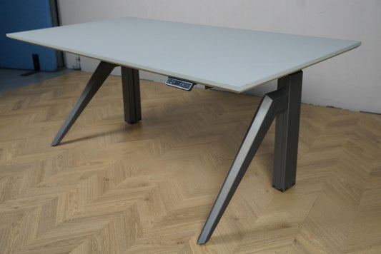 Arnehus Executive hæve-sænkebord med grå linoleum bordplade og rustikt metalstel set forfra. Moderne ergonomisk skrivebord i størrelse 180x90 cm.