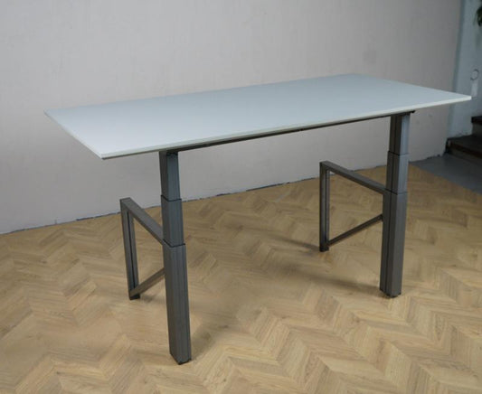 Hæve-sænke skrivebord fra Arnehus i lys linoleum set forfra – stilrent og funktionelt design i målene 180x90 cm