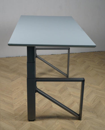 Arnehus hæve-sænke bord i lys linoleum set fra siden – ergonomisk arbejdsbord med højdejustering