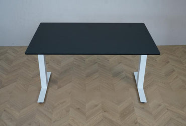 Frontbillede af Arnehus hæve-sænkebord 120x80 med sort linoleum bordplade og hvidt understel.