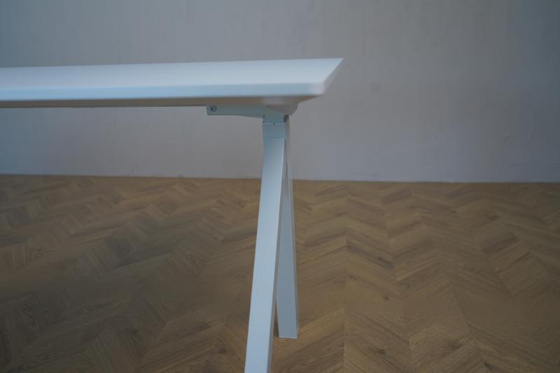 Nærbillede af den hvide HPL bordplade og affasede kanter på Arnehus hæve-sænkebord