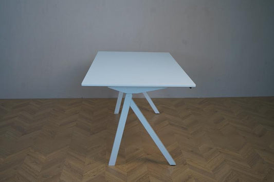 Arnehus hæve-sænkebord 140x80 cm i hvid med stilfulde bordben set fra siden