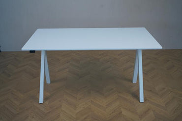 Arnehus hæve-sænkebord 140x80 cm i hvid med affasede kanter set forfra