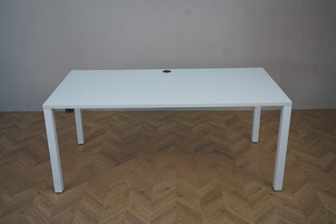 Frontbillede af Arnehus hæve-sænkebord 160x80 i hvid med dobbelt motorsystem og solid konstruktion.