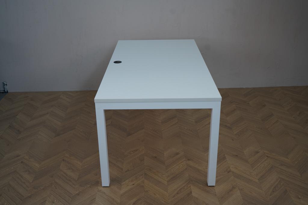 Sidetag af Arnehus hæve-sænkebord 160x80 i hvid med robust firebensramme og justerbar højde.