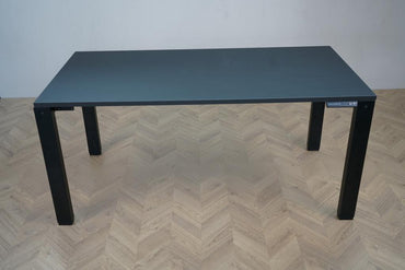 Frontbillede af Arnehus hæve-sænkebord 160x80 med sort linoleum, dobbelt motorsystem og solid konstruktion.