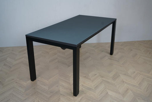 Arnehus hæve-sænkebord 160x80 med sort linoleum bordplade, dobbelt motorsystem og robust firebensramme set fra skrå vinkel.