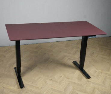 Arnehus hæve-sænkebord med bordeaux linoleum bordplade set forfra. Moderne ergonomisk skrivebord i størrelse 160x80 cm med elektrisk højdejustering.