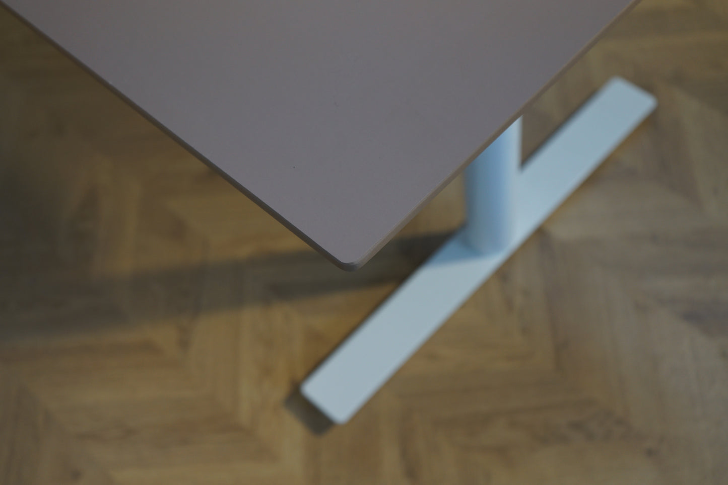 Close up af valnød linoleum og affaset kant på Arnehus hæve-sænkebord