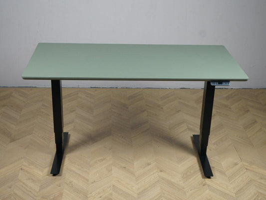 Arnehus hæve-sænkebord med grøn linoleum bordplade og sort stel set forfra. Elektrisk justerbart skrivebord i størrelsen 160x80 cm – moderne og ergonomisk design.