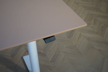 Digital hæve-sænke knap på Arnehus skrivebord med valnød linoleum