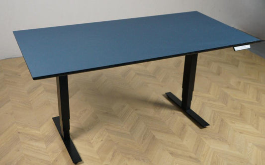 Arnehus hæve-sænkebord med mørkeblå linoleum bordplade og elektrisk justerbart stel set forfra. Ergonomisk skrivebord i størrelsen 160x80 cm.