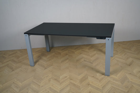 Arnehus hæve-sænkebord i sort set fra skrå vinkel, helt nyt 160x80 cm skrivebord med justerbart stel.