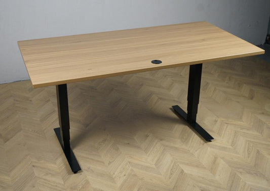 Arnehus hæve-sænkebord set forfra med valnød bordplade og sort stel. Elektrisk justerbart skrivebord i størrelsen 160x80 cm – moderne og ergonomisk design.
