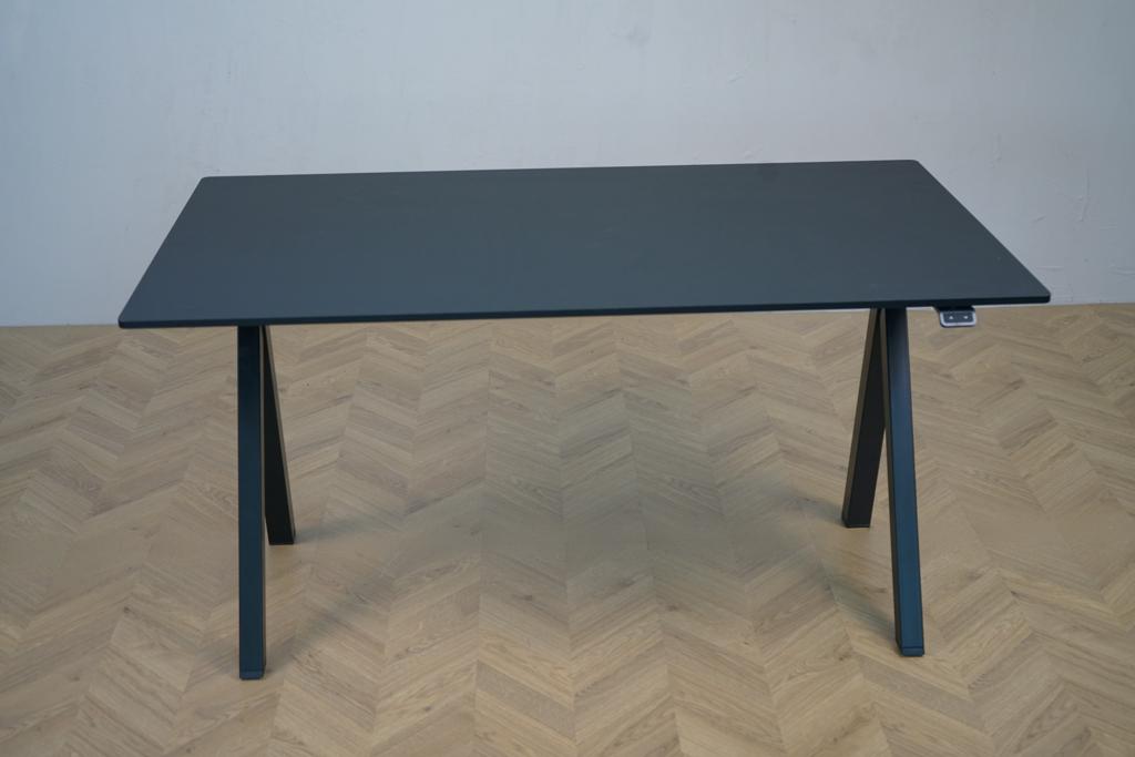 Frontbillede af Arnehus sort hæve-sænkebord 120x80 med bløde hjørner og elektrisk justering