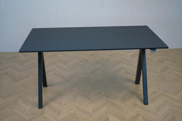 Frontbillede af Arnehus sort hæve-sænkebord 120x80 med bløde hjørner og elektrisk justering