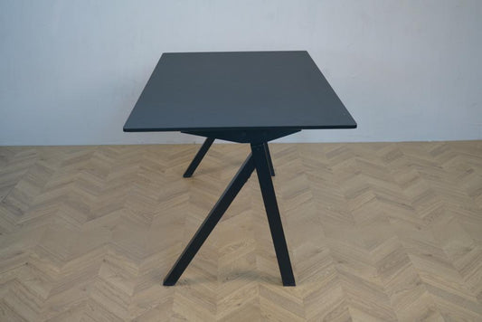 Arnehus hæve-sænkebord i sort linoleum set fra siden med elegant understel og affasede kanter