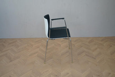 Sideprofil af Arper 46-konferencestol med sort stof og kromstel