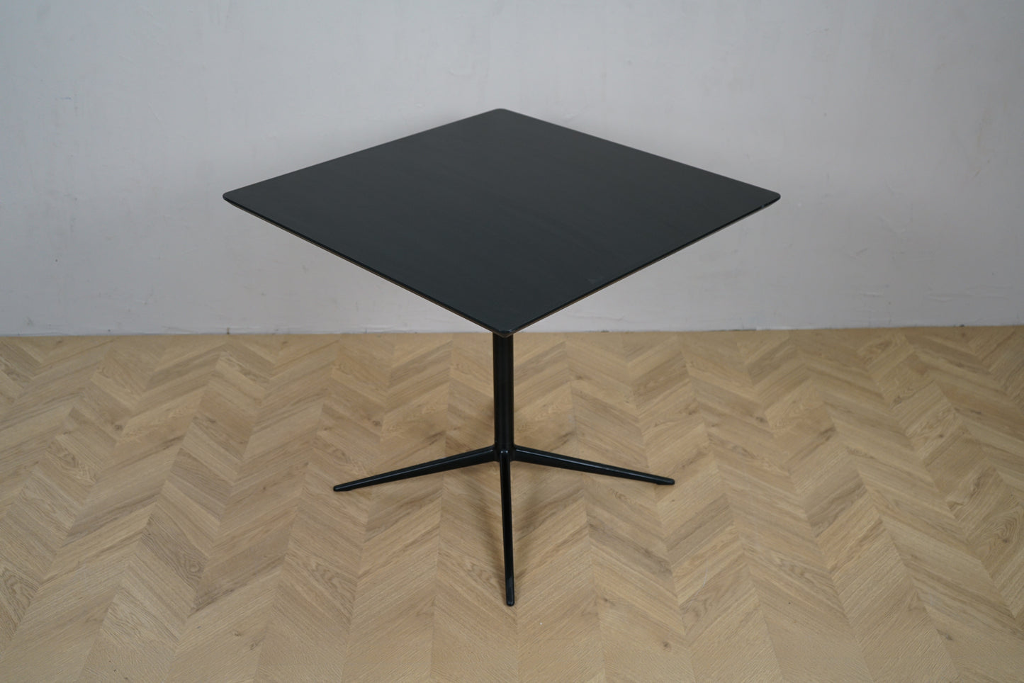 Arper sort cafébord 80x80 med firkantet top set ovenfra