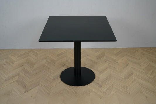 Arper sort cafébord med firkantet bordplade 80x80 set forfra