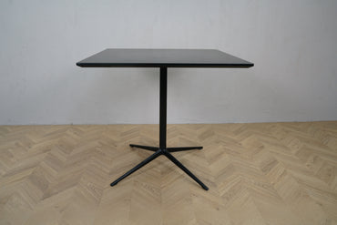 Arper cafébord i sort med firkantet bordplade 80x80 set fra siden