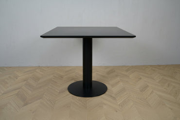 Arper cafébord i sort med firkantet bordplade 80x80 set fra siden