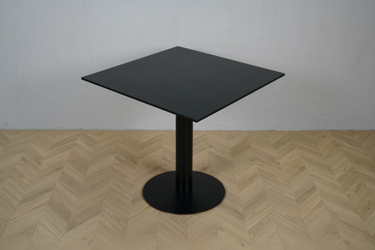 Arper sort cafébord 80x80 med firkantet top set ovenfra