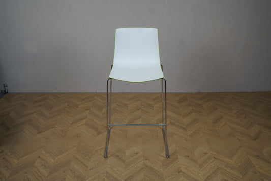 Arper Catifa 46 barstol hvid forside og grøn bagside med krom stel og fodhviler set forfra – stabelbar 80 cm højstol