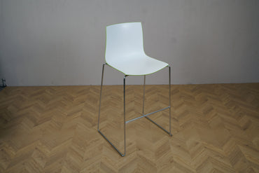 Arper Catifa 46 barstol hvid/grøn med krom stel set fra skrå vinkel – moderne stabelbar højstol 80 cm