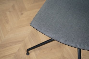 Close up af Arper Catifa 46 konferencestolens grå polstring