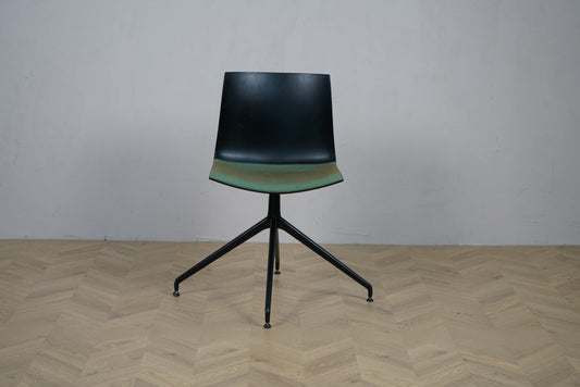 Arper Catifa 46 konferencestol set forfra med grøn polstring og sort aluminium drejestel