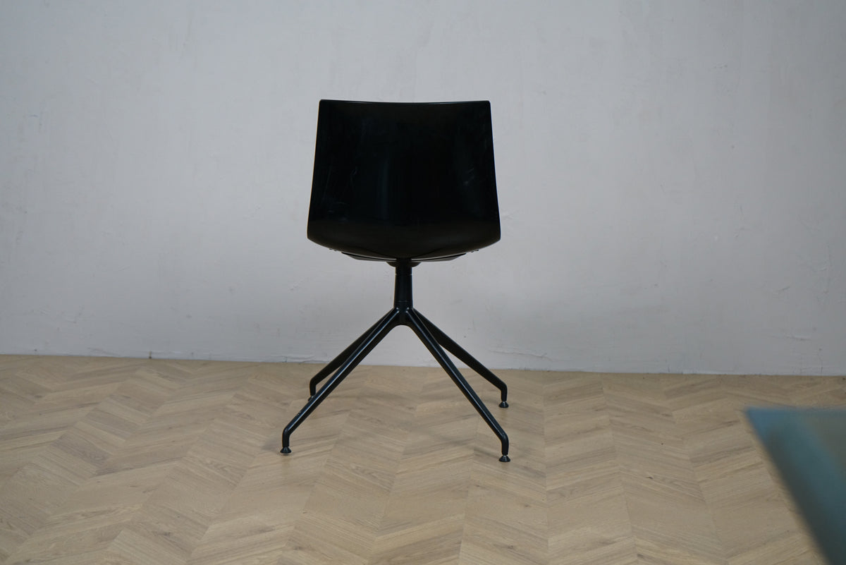 Arper Catifa 46 konferencestol set bagfra med orange polstring