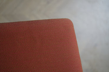 Close up af Arper Catifa 46 konferencestolens orange polstring