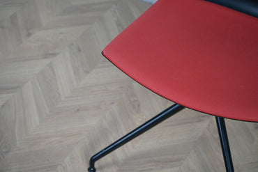 Close up af Arper Catifa 46 konferencestolens røde polstring