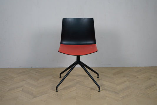 Arper Catifa 46 konferencestol set forfra med rød polstring og sort aluminium drejestel