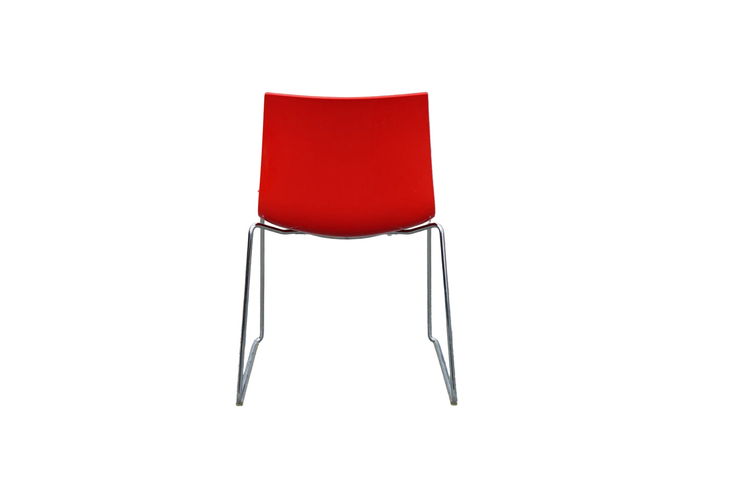 Arper Catifa 46 konferencestol med blank rød ryg og forkromet medestel set bagfra