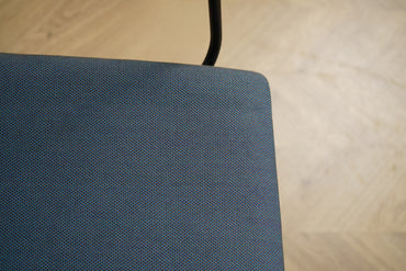 Close up af Arper Catifa 46 loungestolens blå polstring og sorte armlæn