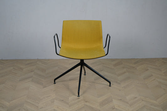 Arper Catifa 46 loungestol set forfra med gul polstring, sorte armlæn og sort drejestel