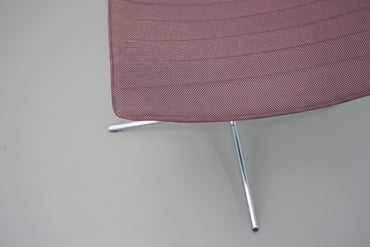 Close up af Arper Catifa 46 loungestole med blå og rød polstring